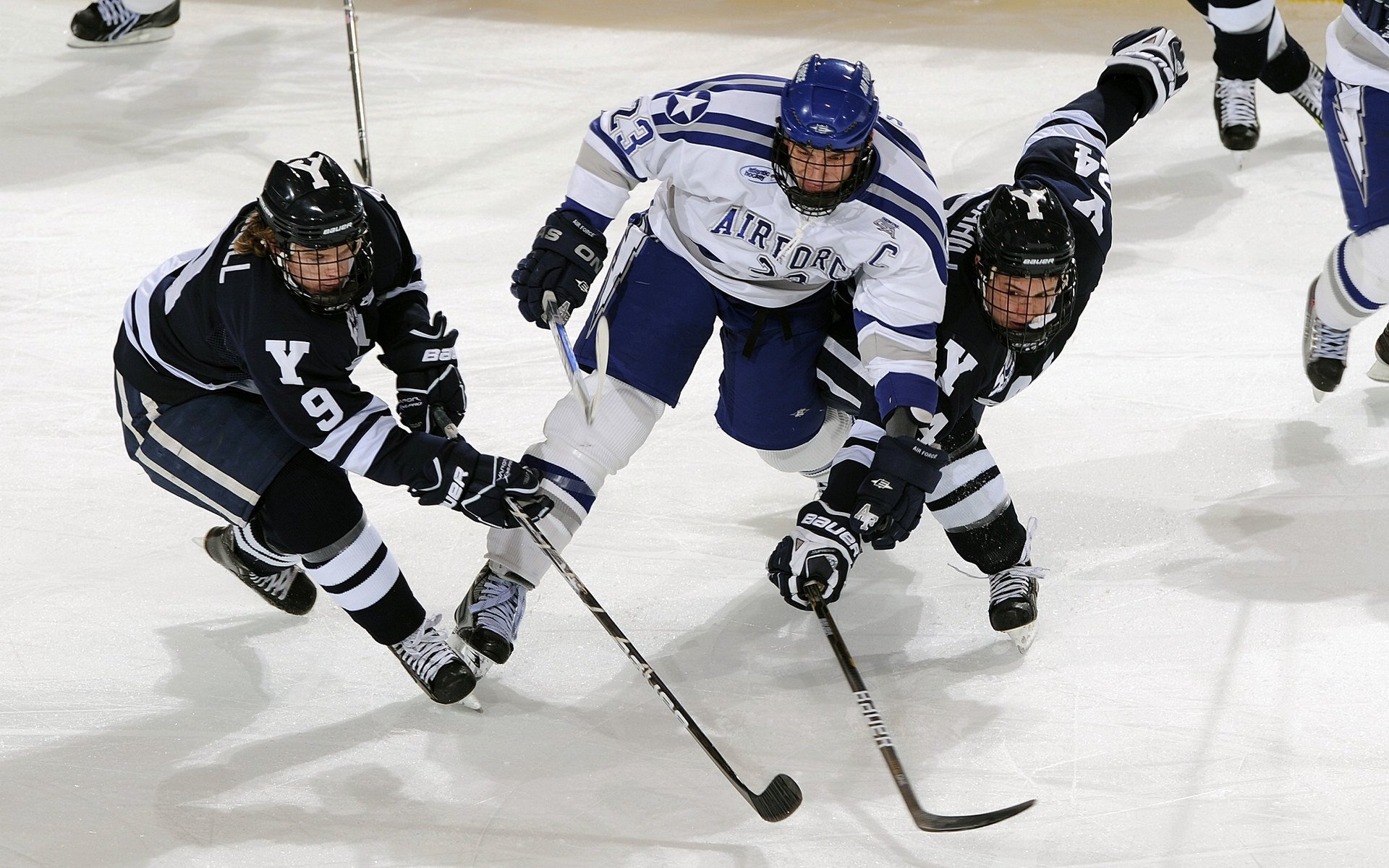 沸腾的看台，当哈登的后撤步三分点燃中国球迷的星河，哈登后撤步三分燃爆中国球迷的星河
